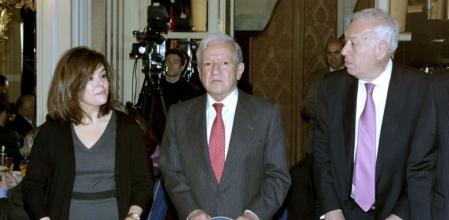 La vicepresidenta del Gobierno, Soraya Sáenz de Santamaría, el presidente del TC, Pascual Sala y el ministro de Exteriores, José Manuel García-Margallo, entre los asistentes al desayuno informativo en el que intervino Josep Antoni Duran Lleida