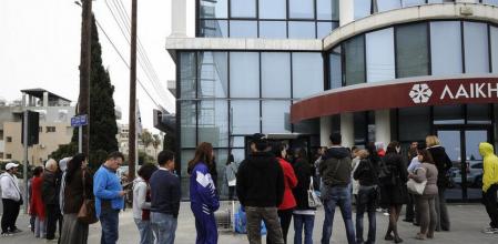 Cola ante un cajero en la localidad de Limassol, en Chipre