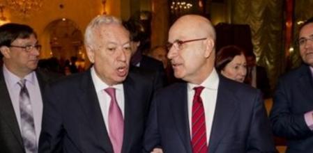 El protavoz de CiU en el Congreso, Josep Antoni Duran Lleida, junto al ministro de Exteriores, Manuel García-Margallo, en la conferencia de Madrid