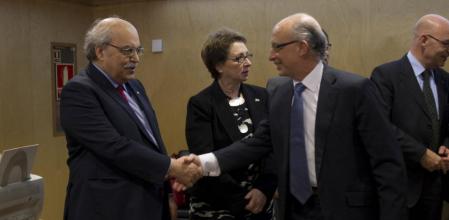 Andreu Mas-Colell y Cristóbal Montoro se saludan al inicio del Consejo de Política Fiscal y Financiera