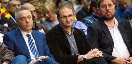 Pere Navarro (PSC), Joan Herrera (ICV-EUiA) y Oriol Junqueras (ERC), en la asamblea de los sindicatos UGT y CC.OO. para preparar la huelga general