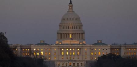 Las ventanas del Capitolio se iluminan en una larga jornada del Senado de EE.UU. en Washington