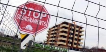 Imagen de un cartel de la PAH en contra de los deshaucios.