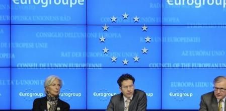 El presidente de Eurogrupo, Jeroen Dijsselbloem (en el centro), flanqueado por la directora del FMI, Christine Lagarde (izquierda) y el comisario de Asuntos Económicos de la UE, Olli Rehn (derecha)