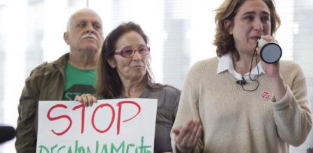La portavoz de la Plataforma de Afectados por la Hipoteca (PAH), AdaColau, en una acción en los juzgados de Barcelona
