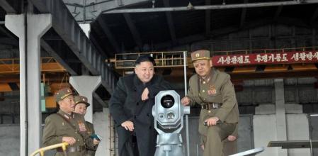 Kim Jong Un inspecciona unas instalaciones militares, en una imagen facilitada por la agencia del régimen norcoreano