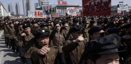 Miles de soldados y de ciudadanos norcoreanos en una manifestación en Pyongyang para apoyar un ataque contra Estados Unidos