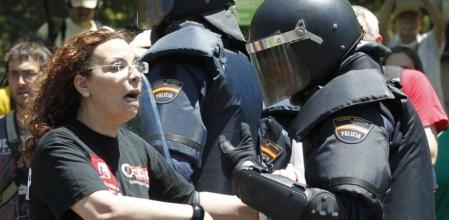 Un antidisturbios de la Policía Nacional, durante una manifestación en Madrid