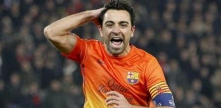El centrocampista del FC Barcelona, Xavi Hernández celebra su tanto marcado de penalti que supuso el 1-2 ante el Paris Saint-Germain durante el partido de ida de cuartos de final de la Liga de Campeones disputado en el estadio Parque de los Príncipes de París