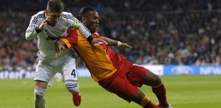 Sergio Ramos y Drogba disputan un balón