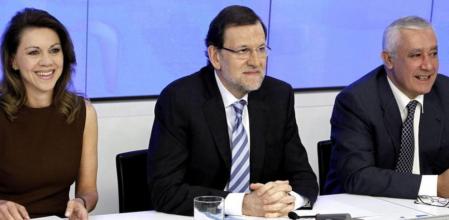 Mariano Rajoy, flanqueado por María Dolores de Cospedal y Javier Arenas