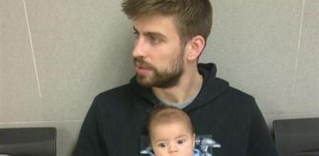 La imagen que Shakira ha publicado en su perfil de Instagram, en la que Gerard Piqué sostiene en brazos al pequeño Milan