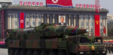 Un vehículo militar norcoreano transporta un misil durante un desfile militar en Pyongyang