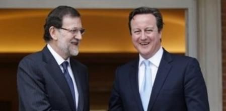 El presidente del Gobierno, Mariano Rajoy y el primer ministro británico, David Cameron, se saludan en el Palacio de La Moncloa
