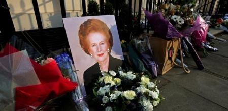 Ramos de flores en la residencia de la 'Dama de hierro' en Londres