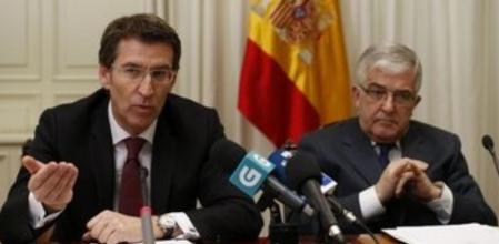 El presidente de la Xunta de Galicia, Alberto Núñez Feijóo (i), junto al presidente del Tribunal Supremo y del Consejo General del Poder Judicial, Gonzalo Moliner (d).