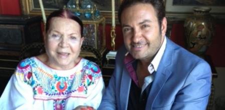 Sara Montiel con el periodista Albert Castillón en su domicilio de Madrid el verano pasado