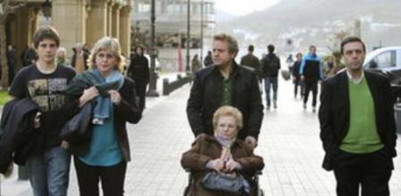 Integrantes de la familia de la fallecida, a su llegada a la entrega por parte del alcalde de San Sebastián, Juan Karlos Izagirre (Bildu), de la Medalla de Oro de la ciudad a la familia de Begoña Urroz, la que se considera primera víctima del terrorismo en Euskadi