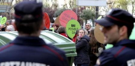 Agentes de la Ertzaintza custodian la zona de San Sebastián donde se ubica el despacho de abogados del diputado del PP José Eugenio Azpiroz, ante la presencia de un escrache convocado por la plataforma Stop Desahucios Gipuzkoa