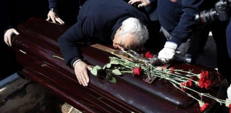 El italiano Giancarlo Viola, exnovio de Sara Montiel, se abraza al féretro de la actriz y cantante durante el entierro en la Sacramental de San Justo