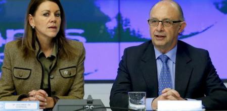 La secretaria general del PP, María Dolores de Cospedal, y el ministro de Hacienda, Cristóbal Montoro