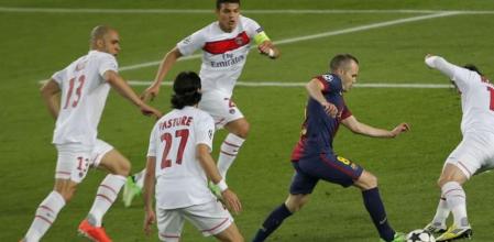 Iniesta rodeado de contrarios