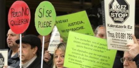 Una veintena de integrantes de la Plataforma de Afectados por la Hipoteca de Bizkaia (PAH) teunidos ante la sede del PP en Bilbao