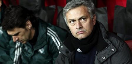 El entrenador portugués del Real Madrid, Jose Mourinho toma asiento en el banquillo durante el partido de vuelta ante el Galatasaray correspondiente a los cuartos de final de la Copa de Europa disputado en el estadio Ali Sami Yen de Estambul, Turquía hoy 9 de abril de 2013