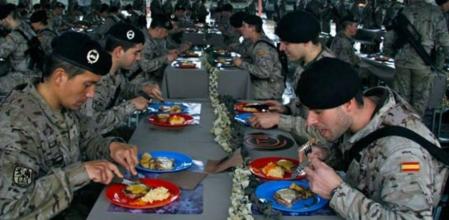Los 151 militares de la Base General Menacho de Bótoa degustan los platos preparados por los concursantes de Masterchef