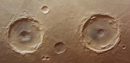 Imagen de dos cráteres 'gemelos' que la Mars Express ha fotografiado en Marte
