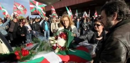 Familiares y amigos del dirigente etarra fallecido a la llegad adel féretro