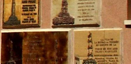 Plaques a la façana de la Societat Bisbalenca