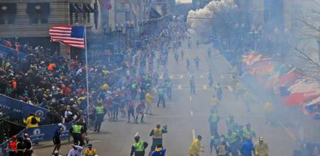 Momento de la explosión de una de las bombas en el maratón de Boston