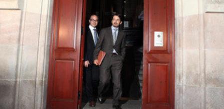 Oriol Pujol sale del Palacio de Justicia de Cataluña, acompañado por Jordi Turull, tras declarar como imputado ante el TSJC por el caso de las ITV