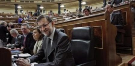 El presidente del Gobierno, Mariano Rajoy (d), junto a la vicepresidenta, Soraya Sáenz de Santamaría (2d), y el ministro de Justicia, Alberto Ruiz Gallardón (3d), durante la sesión de control al Ejecutivo.