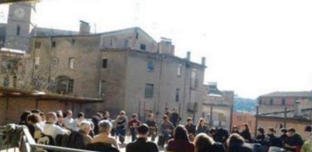 Colectivos del Ateneu popular, reunidos en el patio del edificio