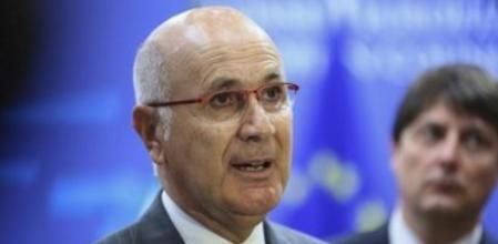 El líder de UDC, Josep Antoni DuranLleida, conversa con varios periodistas.