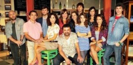 Imagen promocional de la serie de Antena 3, 'Con el culo al aire'