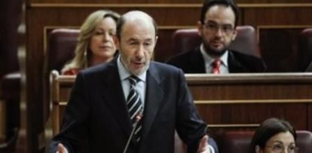 El líder del PSOE, Alfredo Pérez Rubalcaba, junto a la portavoz parlamentaria socialista, Soraya Rodríguez, durante su intervención en la sesión de control al Gobierno.