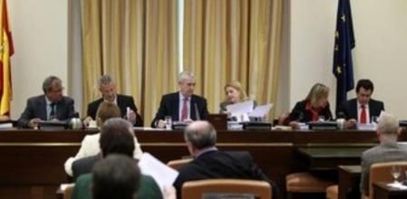 Los componentes de la Comisión de Economía y Competitividad del Congreso durante la reunión que han mantenido hoy en el Congreso para aprobar el proyecto de ley para reforzar la protección de los deudores hipotecarios, reestructuración de deuda y alquiler social.