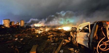 Vista de un camión de bomberos destruido por la explosión