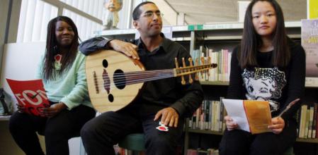 Tres chicos de origen cubano, marroquí y chino leen poemas en catalán en la biblioteca de Can Peixauet de Santa Coloma de Gramenet