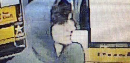 Imagen difundida por la policía de Boston en la que aparece uno de los sospechosos entrando en una tienda en Watertown. La policía dice que es uno de los dos sospechosos en la muerte a tiros de un policía en el MIT y el atentado en el maratón de Boston