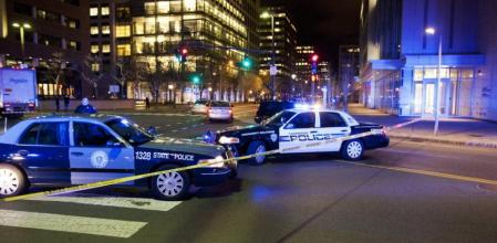 Agentes de la policía en el lugar donde fue atacado a tiros un oficial de policía del campus universitario del Massachusetts Institute of Technology (MIT), en Cambridge, Massachusetts (EEUU)