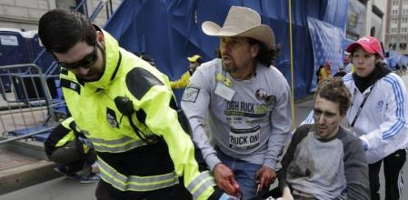 Jeff Bauman es transportado en silla de ruedas tras el atentado