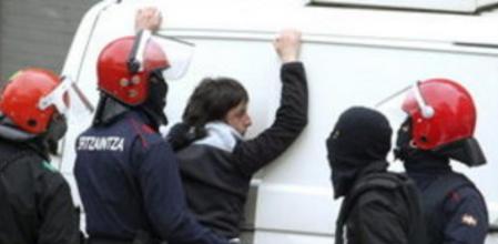 Agentes de la Ertzaintza trasladan a uno de los seis miembros de Segi condenados por el Tribunal Supremo que estaban siendo protegidos en el Boulevard donostiarra