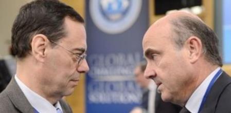 El ministro de Economía Luis de Guindos conversa con el director general del Banco Internacional, Jaime Caruana, en Washington