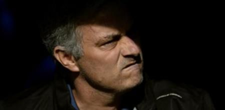 José Mourinho aguarda el inicio del partido entre su equipo, el Real Madrid, y el Real Betis en el Santiago Bernabeu