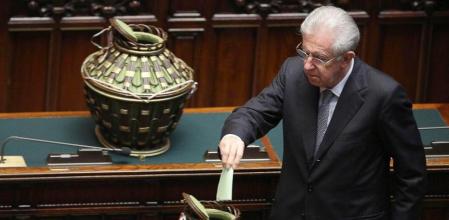 El primer ministro en funciones de Italia deposita su voto durante la elección del presidente de la República