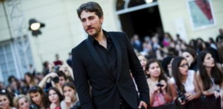 El actor argentino Alberto Ammann, posa para los medios durante la gala de inauguración del XVI Festival de Cine Español de Málaga que ha tenido lugar esta noche en el Teatro Cervantes.